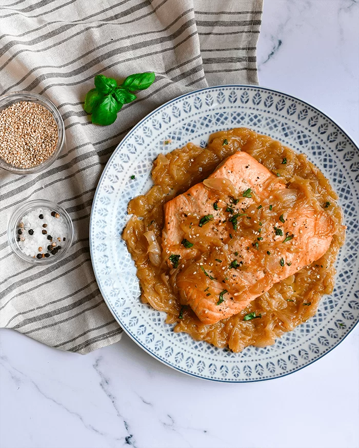Receta de Salmón a la plancha con cebolla caramelizada