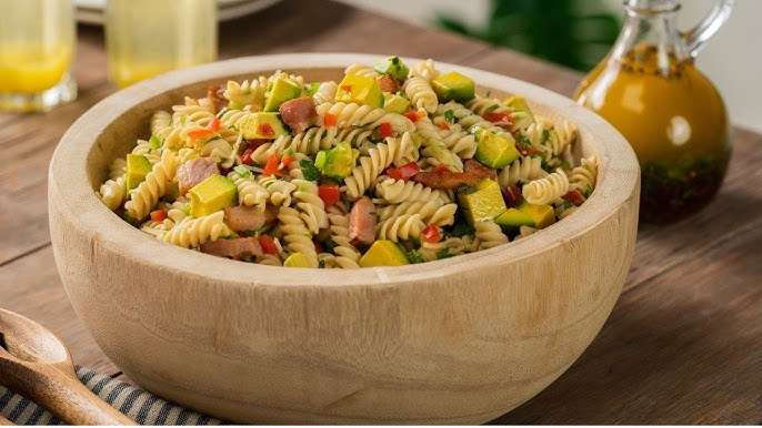 Ensalada de pasta con aguacate